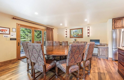 Trafalgar House | Stay at Friendly Fox Chalet, a large pet friendly home in a great location.