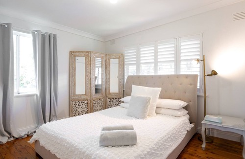 Wagga Wagga House | Stay at Meurant - 4 rooms/ 5 beds - central/medical precinct- wifi included