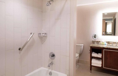 Lloyd District House | Stay blocks from Oregon Convention Center