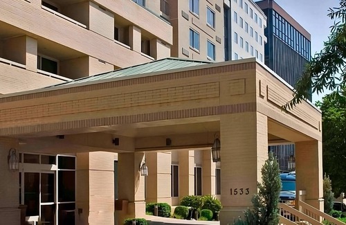 Rosslyn Apartment | Stay Close to Old Town Waterfront! 4 Paws-friendly Units w/Parking