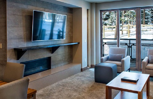 Breckenridge Resort | Stay directly on Peaks 8, Ski in/out access, enjoy the view in a hot tub.
