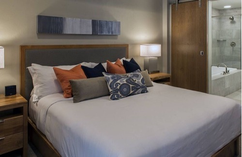 Breckenridge Resort | Stay directly on Peaks 8, Ski in/out access, enjoy the view in a hot tub.