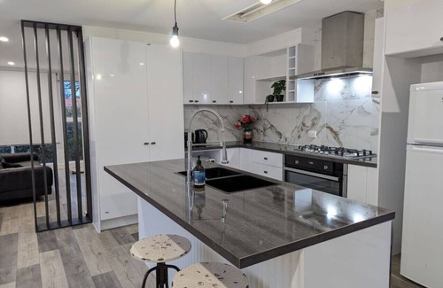 Downer House | Stay@Downer ~ newly renovated! 4bed 2bath