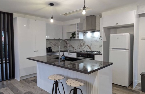 Downer House | Stay@Downer ~ newly renovated! 4bed 2bath