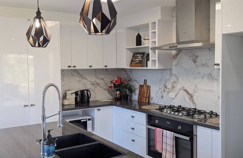 Downer House | Stay@Downer ~ newly renovated! 4bed 2bath