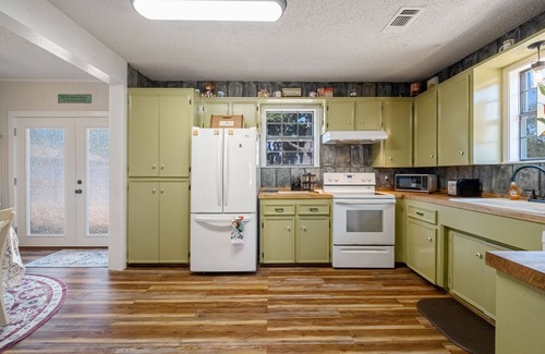Carmine Cottage | Stay Eat Shop & Antiques. 10 min to Roundtop 5 min to La Bahia & local Wineries.