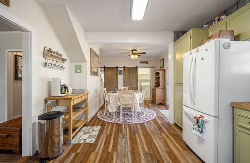 Carmine Cottage | Stay Eat Shop & Antiques. 10 min to Roundtop 5 min to La Bahia & local Wineries.