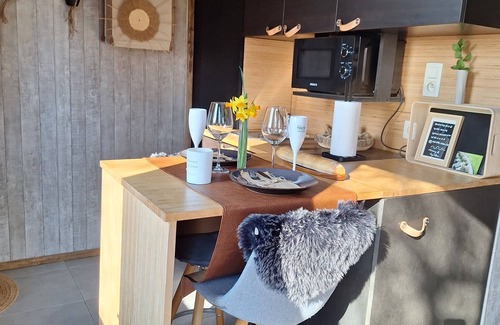 Andenne Bed & Breakfast | Stay for 2 in a cosy micro-lodge in the heart of nature, with private Jacuzzi.