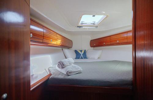 Albufeira Boat Rental | Stay in a Boat - Algarve (Blue Pearl)