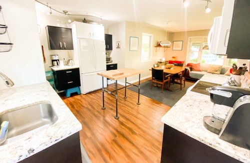 Arnold House | Stay mins to downtown in sunny fenced-in backyard in waterfront community Pet-friendly