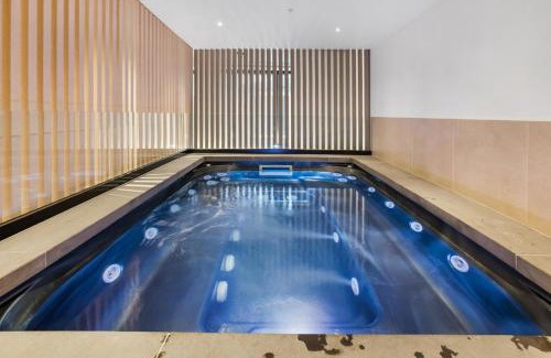 Cremorne Apartment | Stay Near Botanic Garden with Gym Sauna & Parking