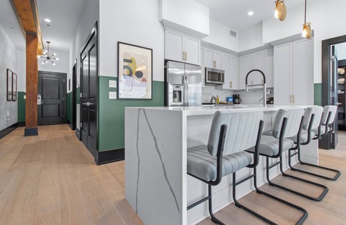 Central Business District Hotel | Stay Near French Quarter – Stylish Suites with Rooftop Amenities!