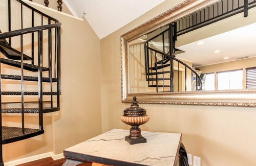 Waller Creek District Apartment | Stay Next Door To The Austin Convention Center In The Heart Of Downtown.