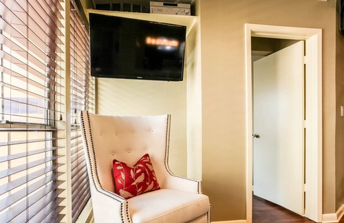 Waller Creek District Apartment | Stay Next Door To The Austin Convention Center In The Heart Of Downtown.