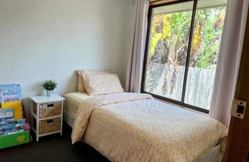 Reservoir Apartment | Stay next to train station! Melbourne CBD 12 km!
