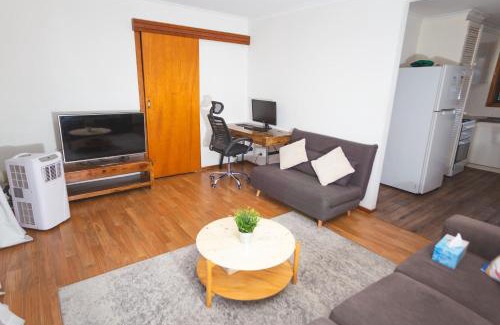 Reservoir Apartment | Stay next to train station! Melbourne CBD 12 km!