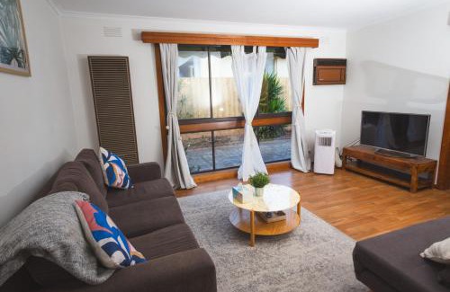 Reservoir Apartment | Stay next to train station! Melbourne CBD 12 km!