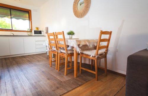 Reservoir Apartment | Stay next to train station! Melbourne CBD 12 km!