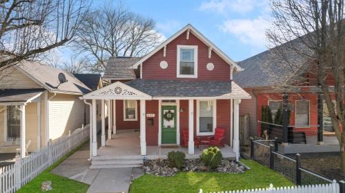 Fletcher Place House | Stay & Play Indy- Indoor Fun - 5 Min to Downtown- Sleeps 10