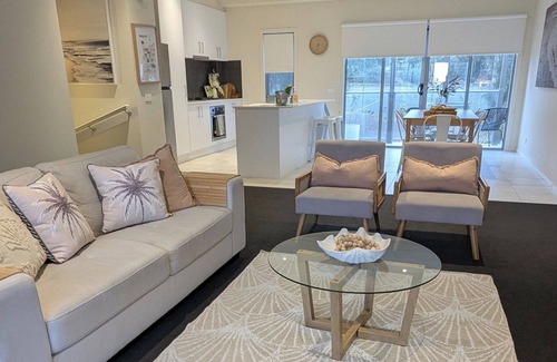 Mornington House | Stay @Seasalt3931 - Walking distance to the Shops, Dining & Beach!