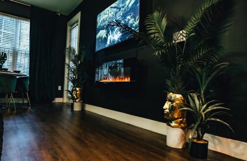 Oak Lawn Apartment | Stay Wild Designer King Suite Uptown Dallas