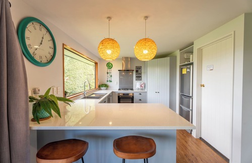 Hanmer Springs House | Stay7A: 4BR Modern Comfort, Sky TV, Views – Walk to Village & Pools
