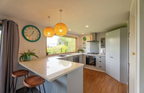 Hanmer Springs House | Stay7A: 4BR Modern Comfort, Sky TV, Views – Walk to Village & Pools