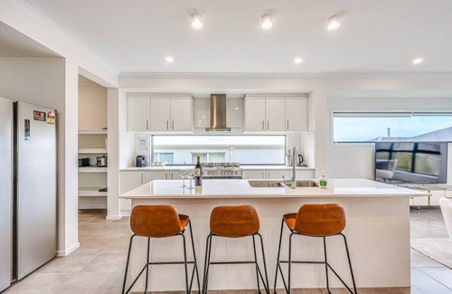 Mount Duneed House | StayAU 5BR Getaway 10 mins to Torquay & Deakin