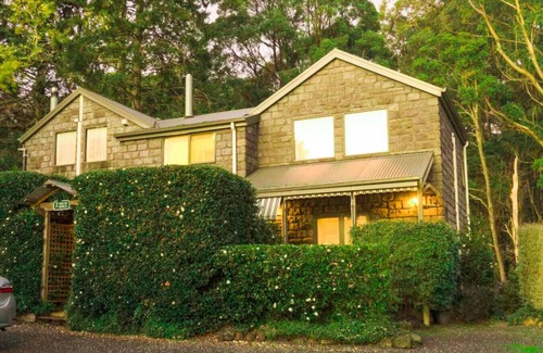 Mount Dandenong Cabin | StayAU Bayview Candlewick Suite SPA in Dandenong