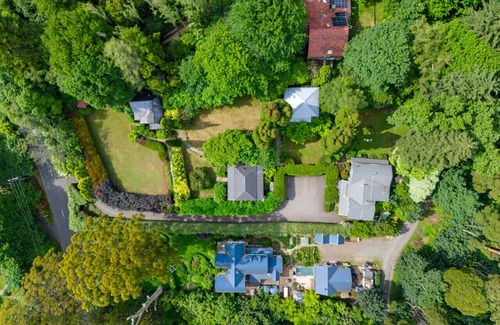 Mount Dandenong Cabin | StayAU Bayview Candlewick Suite SPA in Dandenong