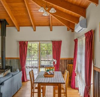 Badger Creek House | StayAU Conifer Cottage 2BR Serene Lakeside Haven