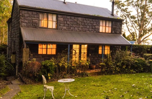 Mount Dandenong Cabin | StayAU Luxury Candlewick Cottage in Dandenong