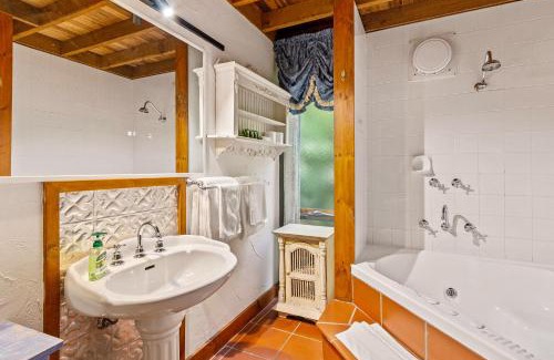 Mount Dandenong House | StayAU Luxury Candlewick Cottage in Dandenong