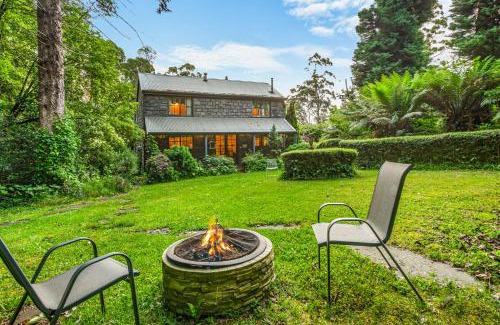 Mount Dandenong House | StayAU Luxury Candlewick Cottage in Dandenong