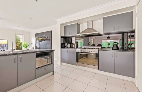 Point Cook Apartment | StayAU Modern Sanctuary Mins from the Ct & Airport