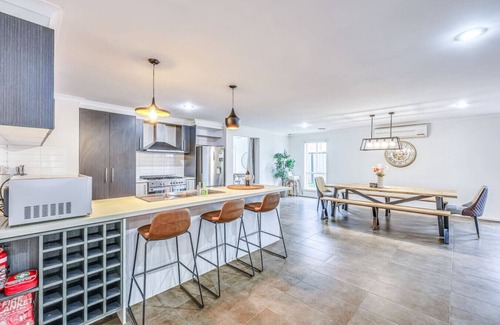 Derrimut Apartment | StayAU Newly 8 Beds Spacious Home in Derrimut