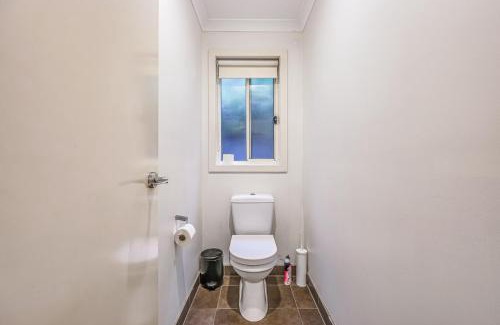 Derrimut House | StayAU Newly 8 Beds Spacious Home in Derrimut