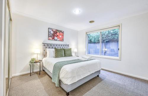 Derrimut House | StayAU Newly 8 Beds Spacious Home in Derrimut