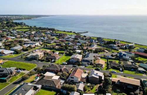 Clifton Springs House | StayAU Newly Coastal 5BR Escape with Pool Table
