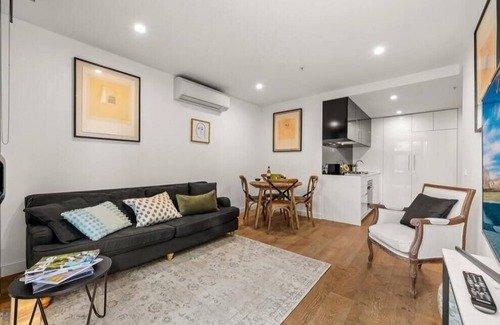 Hawthorn East Apartment | StayCentral - Hawthorn East Elegance with Study - Albert St, Hawthorn East - 2 Bedrooms, 2 Beds, 2 Bathrooms, 2 parking spots.