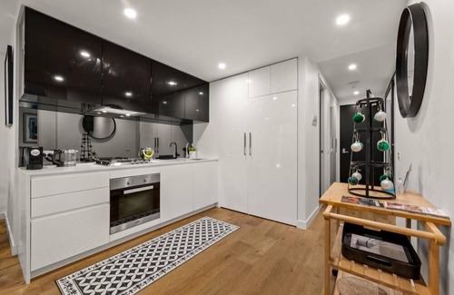 Hawthorn East Apartment | StayCentral - Hawthorn East Elegance with Study - Albert St, Hawthorn East - 2 Bedrooms, 2 Beds, 2 Bathrooms, 2 parking spots.