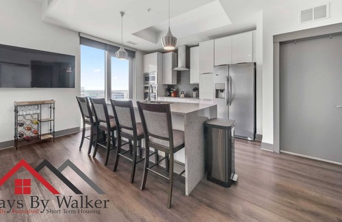 Second Ward Condo | StaysByWalker 3BR Lux Uptown | Spa/Gym/KingBed