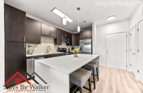Cherry Condo | StaysByWalker Midtown 2BR King Bed-Prime Location!