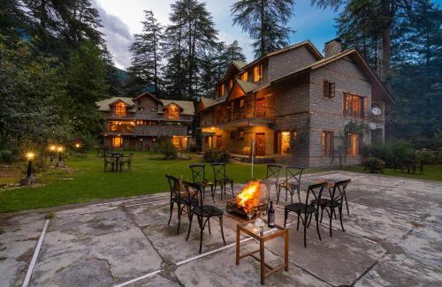 Old Manali Villa | StayVista at Casa Bella Vista- 6 BR Near Mall Road with Bonfire and View