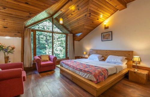 Old Manali Villa | StayVista at Casa Bella Vista- 6 BR Near Mall Road with Bonfire and View