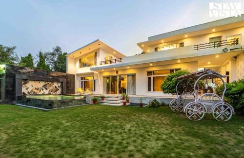 Chaksu Villa | StayVista at Kuber Vatika with BBQ & Bonfire