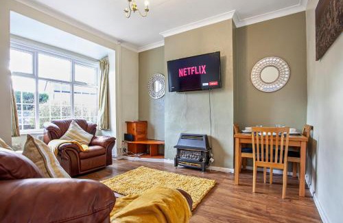 Burslem House | Staywhenever NWT- 4 Bedroom House, King Size Beds, Sleeps 9