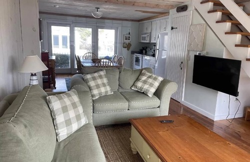 Mashpee House | STEP DIRECTLY ONTO YOUR PRIVATE MAUSHOP VILLAGE BEACH AT THIS SEASIDE TOWNHOME