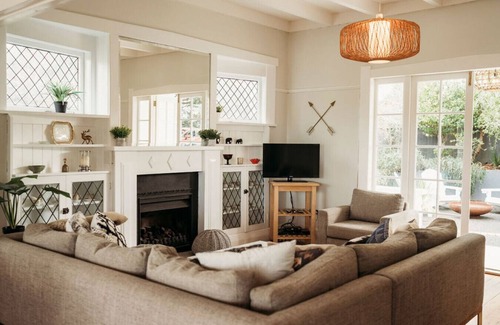 Oneroa House | Step into this beautiful vintage villa and relax – your holiday has begun.