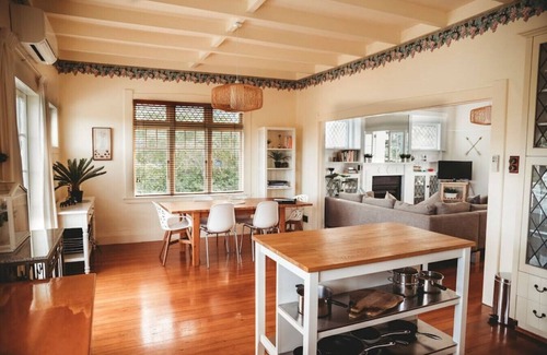 Oneroa House | Step into this beautiful vintage villa and relax – your holiday has begun.